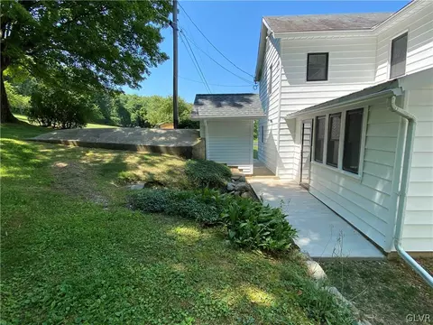 654 Mountain View Dr, Gilbert, PA 18331 photo 6
