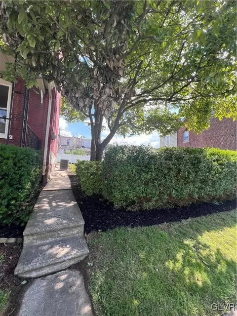 422 E Laurel St, Bethlehem, PA 18018 photo 2