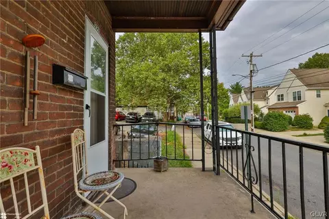728 Evans St, Bethlehem, PA 18015 photo 2