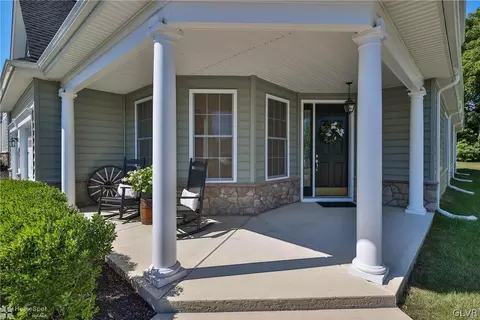 1065 Resolution Dr, Bethlehem, PA 18017 photo 2