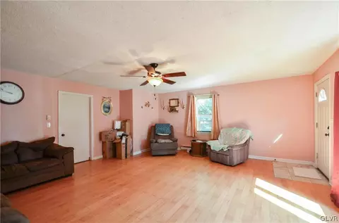 8621 Grouse Dr, Bath, PA 18014 photo 5