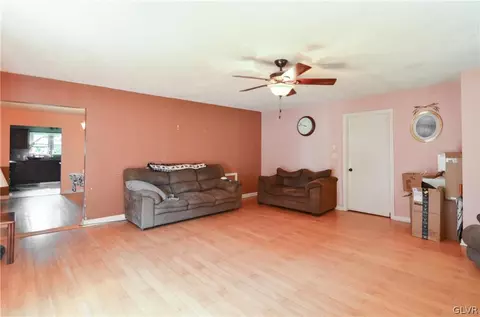 8621 Grouse Dr, Bath, PA 18014 photo 4