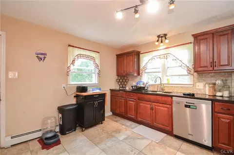 8621 Grouse Dr, Bath, PA 18014 photo 10