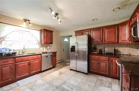 8621 Grouse Dr, Bath, PA 18014 photo 9
