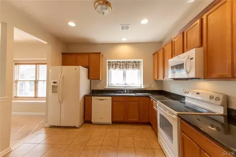 6966 Constitution Dr, Bethlehem, PA 18017 photo 2