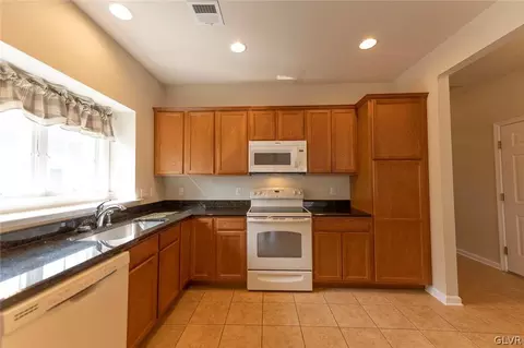 6966 Constitution Dr, Bethlehem, PA 18017 photo 3
