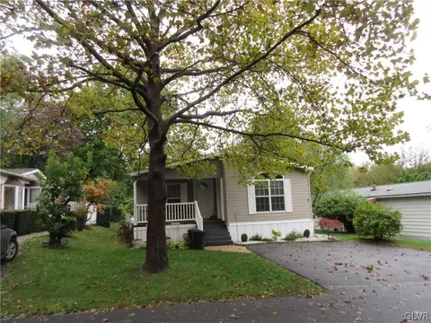 3 Parkview Ct, Bath, PA 18014 photo 1