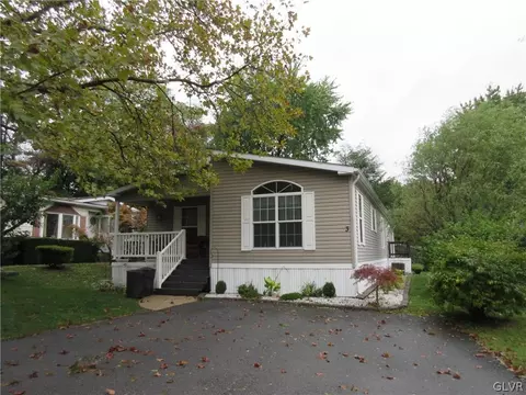3 Parkview Ct, Bath, PA 18014 photo 2