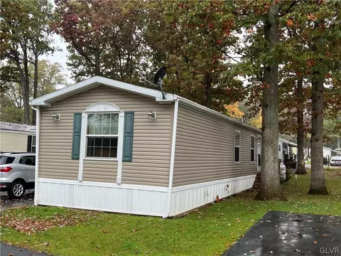 377 Red Oak Ln, Bath, PA 18014 photo 2