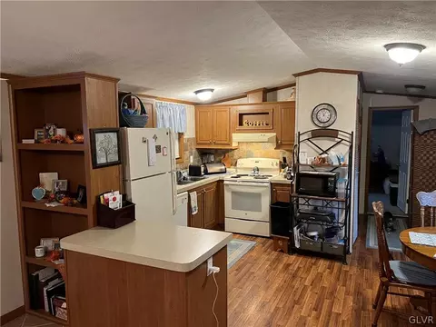 377 Red Oak Ln, Bath, PA 18014 photo 6