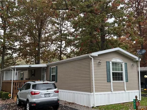 377 Red Oak Ln, Bath, PA 18014 photo 1