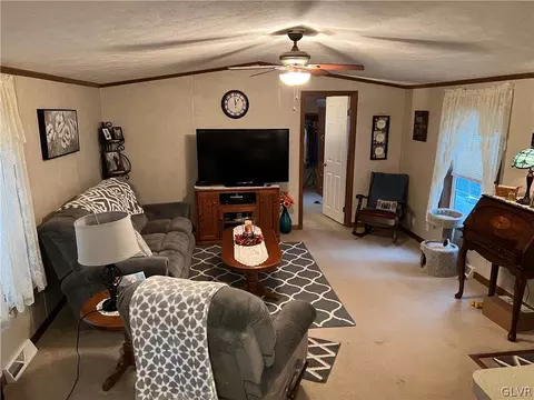 377 Red Oak Ln, Bath, PA 18014 photo 9