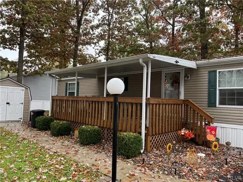 377 Red Oak Ln, Bath, PA 18014 photo 3