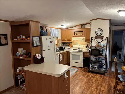 377 Red Oak Ln, Bath, PA 18014 photo 7