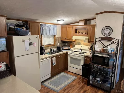 377 Red Oak Ln, Bath, PA 18014 photo 10
