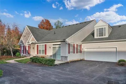 1877 Gregory Pl, Hellertown, PA 18055 photo 4