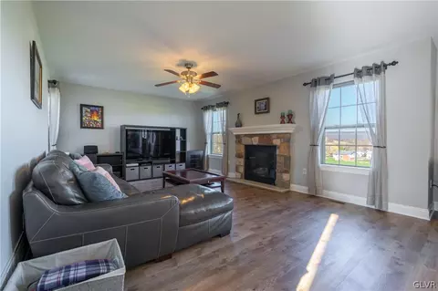 237 E Dell Rd, Bath, PA 18014 photo 11