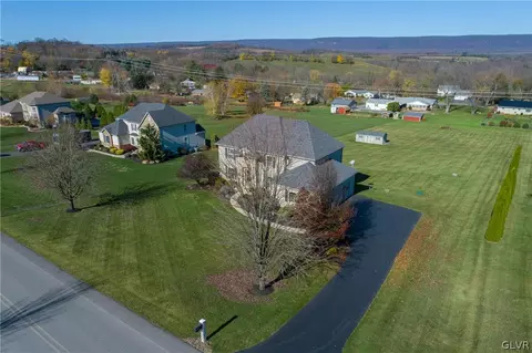 237 E Dell Rd, Bath, PA 18014 photo 4