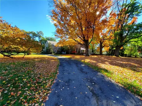 224 E Macada Rd, Bethlehem, PA 18017 photo 2