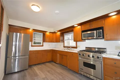 139 Main St, Hellertown, PA 18055 photo 2