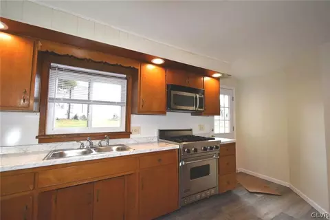 139 Main St, Hellertown, PA 18055 photo 4
