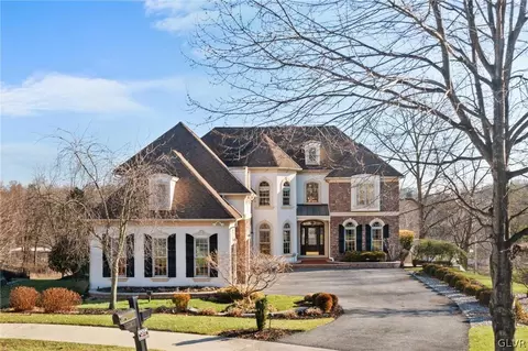 12 Creek View Ct, Palmer Township, PA 18045
