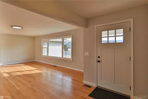 21 E Pine St, Emmaus, PA 18049 photo 3