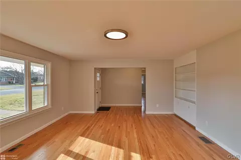 21 E Pine St, Emmaus, PA 18049 photo 5