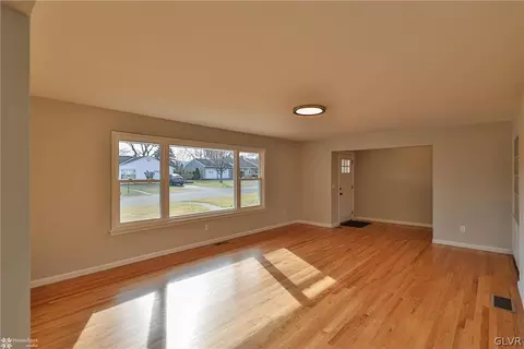 21 E Pine St, Emmaus, PA 18049 photo 6