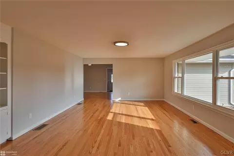21 E Pine St, Emmaus, PA 18049 photo 4