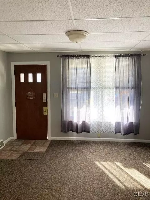 427 East Wall, Bethlehem City, PA 18018 photo 2