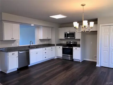 1606 Clauser St, Hellertown, PA 18055 photo 5