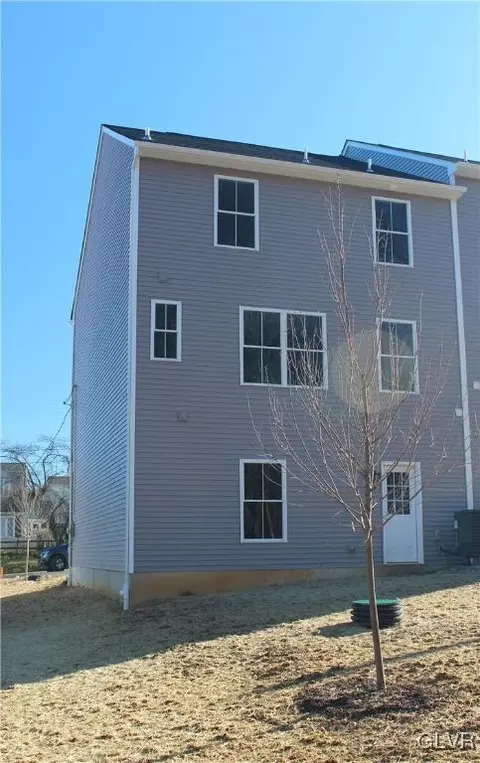 1606 Clauser St, Hellertown, PA 18055 photo 2