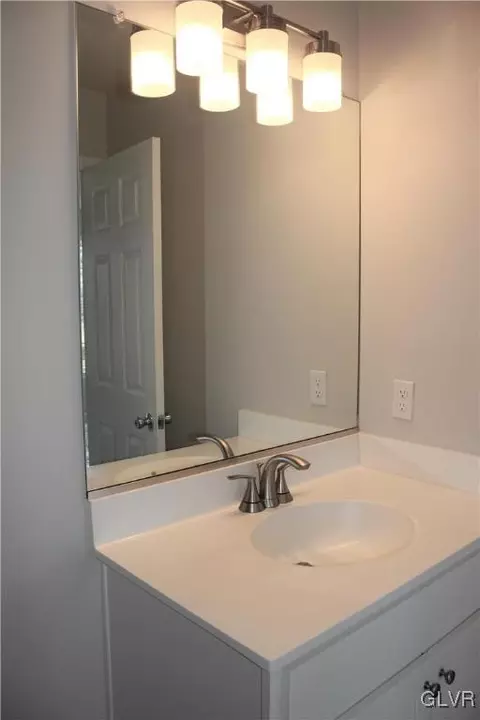 1606 Clauser St, Hellertown, PA 18055 photo 9
