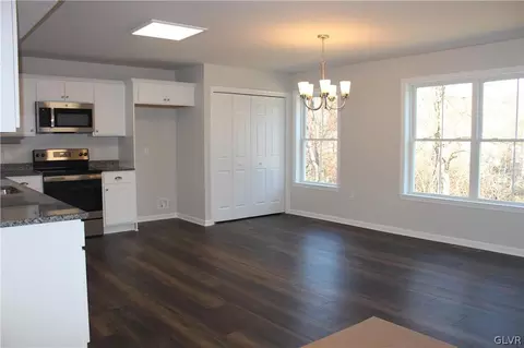 1606 Clauser St, Hellertown, PA 18055 photo 4