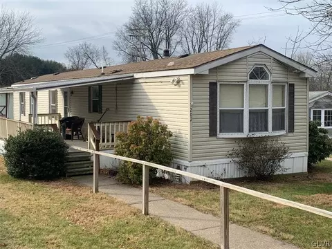 202 Molly Pitcher Ln, Mount Bethel, PA 18343