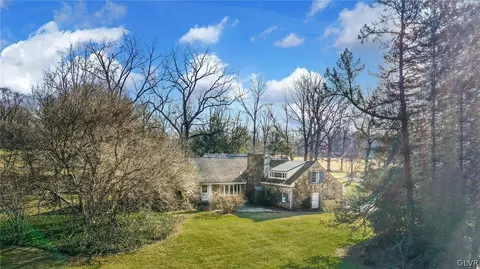 1655 White Acre Dr, Bethlehem, PA 18015