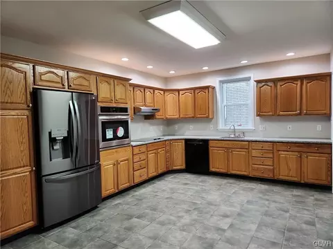 331 E Broad St, Bethlehem, PA 18018 photo 11