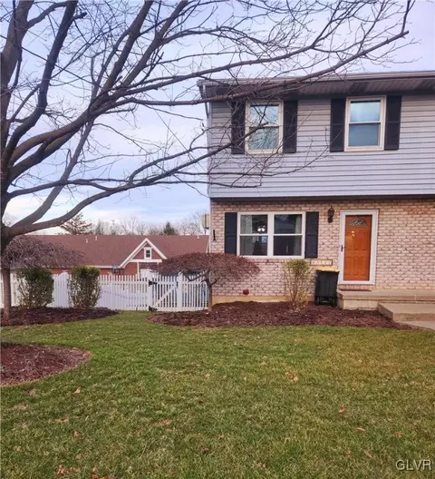 3112 N Front St, Hokendauqua, PA 18052