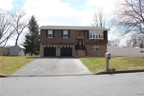 392 Oxford Dr, Bethlehem, PA 18017
