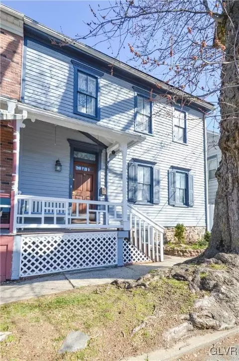17 E Center St, Nazareth, PA 18064