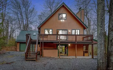 36 Country Club Dr, Lackawanna, PA 18424