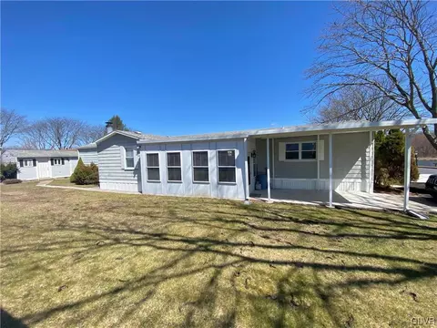 5 Flintlock Dr, Mount Bethel, PA 18343