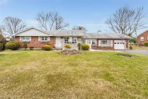 406 Nazareth Dr, Nazareth, PA 18064