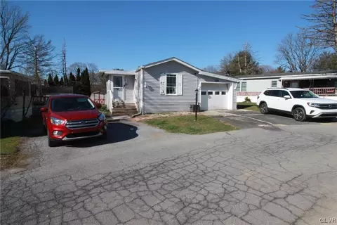 1032 Cherry Tree Xing, Breinigsville, PA 18031