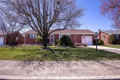 3315 N 4th St, Hokendauqua, PA 18052
