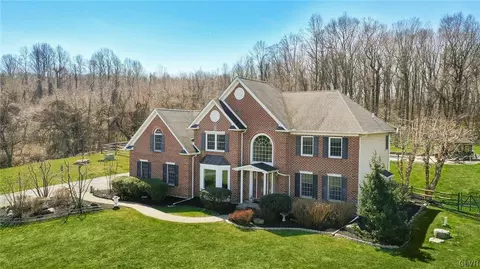2768 Valley View Rd, Hellertown, PA 18055