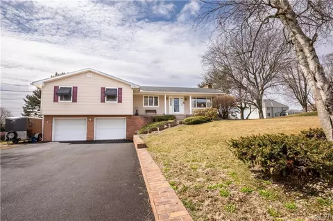 343 Schoeneck Ave, Nazareth, PA 18064