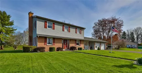 4702 Oakwood Ln, Nazareth, PA 18064