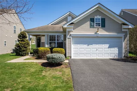 1913 Alexander Dr, Macungie, PA 18062